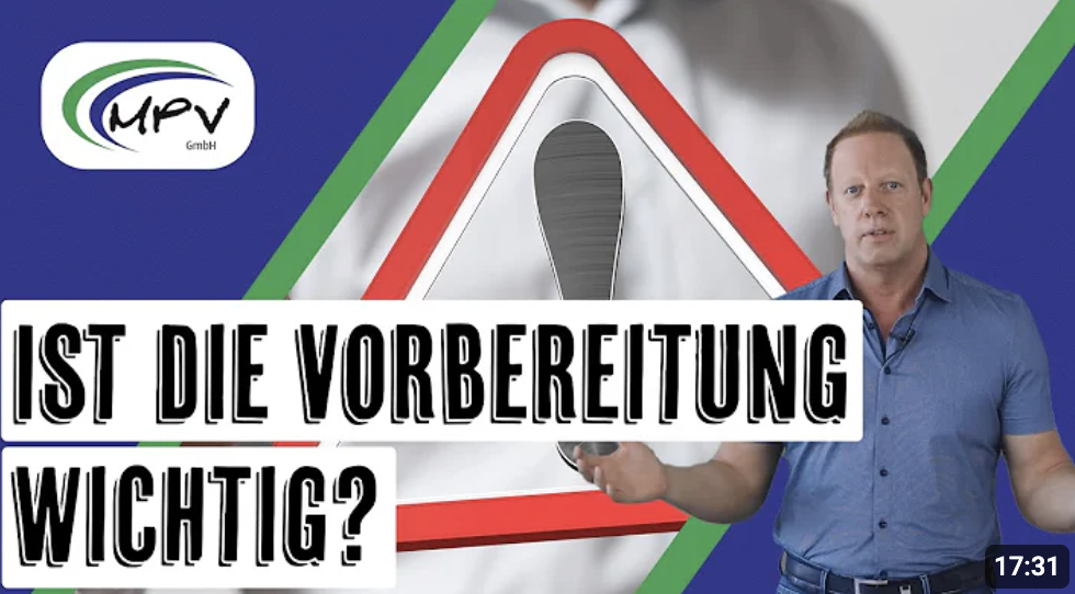 Markus Erl präsentiert sich vor einem Warnschild, daneben steht der Text 'Ist die Vorbereitung wichtig?' und das Logo der Firma MPV GmbH. Das Bild thematisiert MPU Vorbereitung und Beratung.