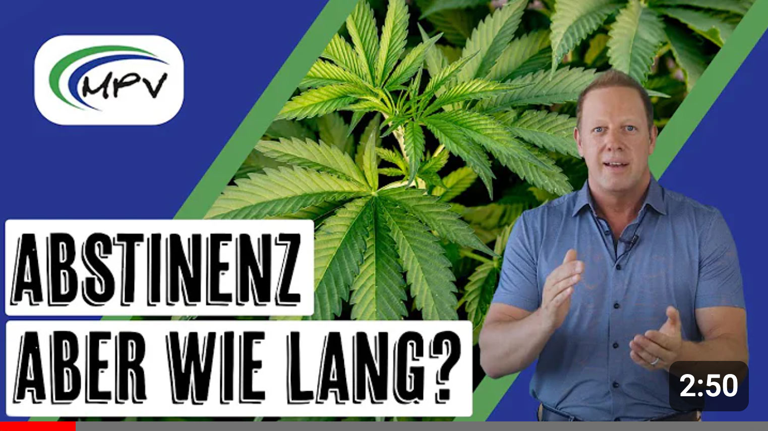 Mann vor Cannabisblättern erklärt im Video die Unterschiede zwischen 15 und 4 Monaten MPU-Abstinenzzeit.