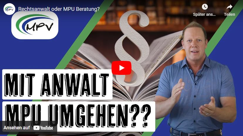 Markus Erl, Geschäftsführer der MPV GmbH, steht vor einem großen Paragrafen-Symbol und spricht in einem Video über die Frage, ob man eine MPU mit einem Anwalt umgehen kann.